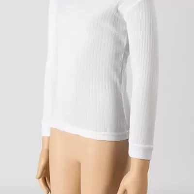 Camisola branca de malha canelada com mangas compridas num manequim