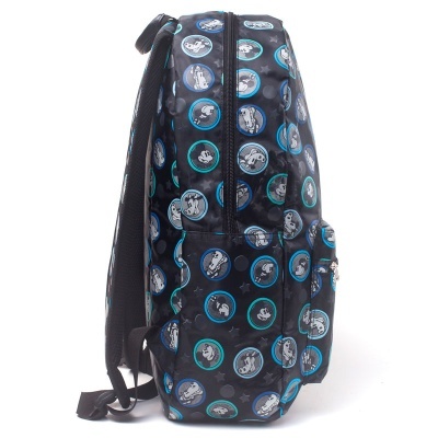 Mochila preta com padrão circular de personagens em branco e azul