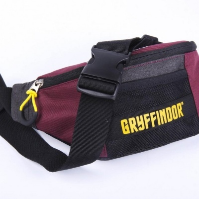Bolsa de cintura bordeaux e preta com texto GRYFFINDOR amarelo