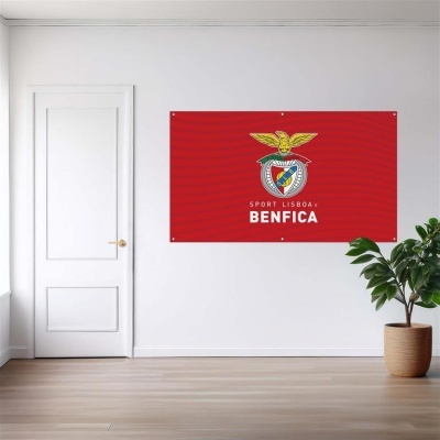 Bandeira vermelha do Benfica com emblema e texto na parede branca