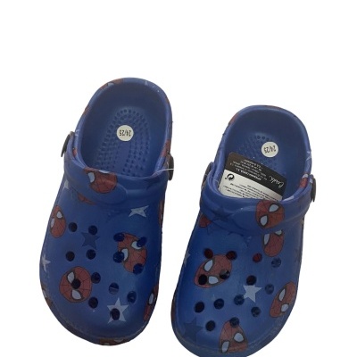 chinelo azul com estampado de personagem banda desenhada e aberturas