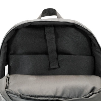 Interior de mochila cinza com compartimento preto