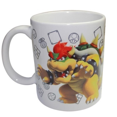 Caneca branca com estampa do Bowser do Mario em cores e símbolos em preto