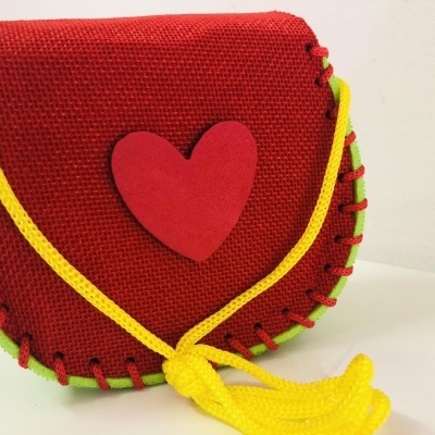 Bolsa vermelha com coração vermelho e cordão amarelo