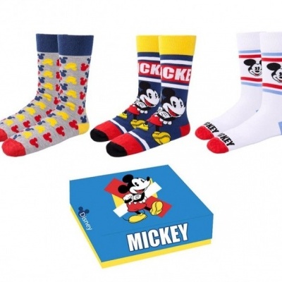 Três pares de meias de Mickey Mouse e uma caixa azul com a marca MICKEY