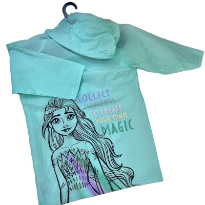 Casaco impermeável azul claro com estampa de personagem feminina e texto colorido