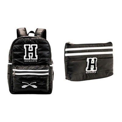 Mochila e estojo pretos com logo H HOGWARTS e riscas brancas