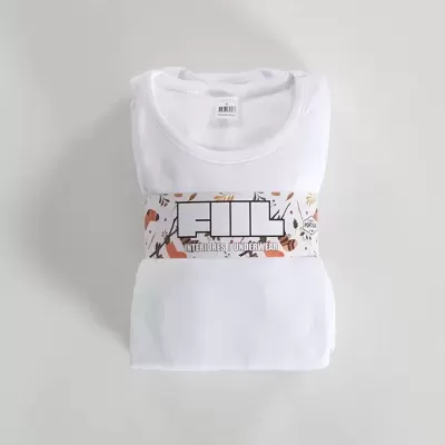 T-shirt branca dobrada com etiqueta da marca FILA e padrão floral