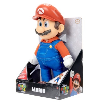 Boneco de peluche do Mario com macacão azul e boné vermelho na embalagem.