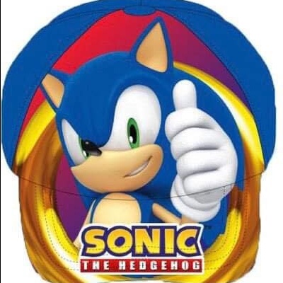 Boné azul com estampa do Sonic a fazer sinal de positivo