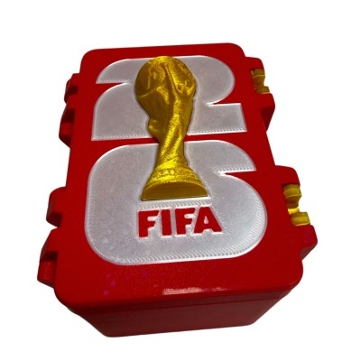 Bloco de construção vermelho com relevo da taça FIFA e texto FIFA.