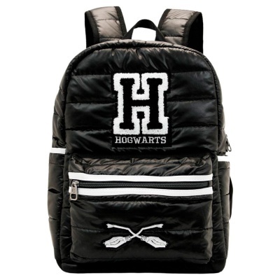 Mochila preta acolchoada com letra H branca e texto HOGWARTS