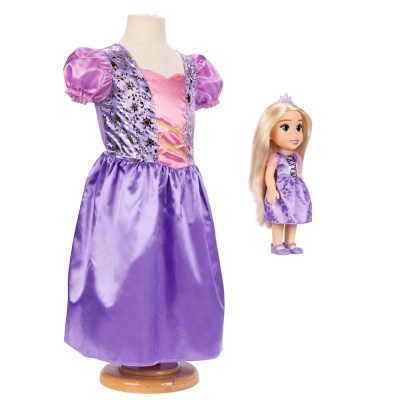 Vestido infantil roxo e rosa com boneca vestindo vestido igual