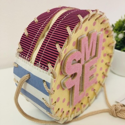 Bolsa redonda colorida com cordão e letras 3D rosa