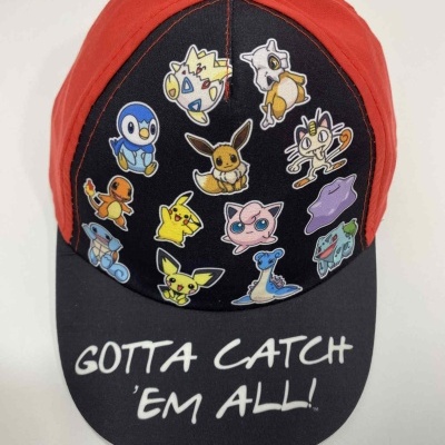 Boné vermelha e preta com personagens de Pokémon e texto 'GOTTA CATCH 'EM ALL!'