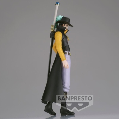 Figura de ação com roupas coloridas e espada longa
