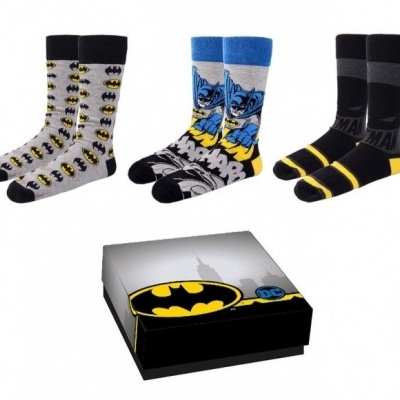 Três pares de meias do Batman e caixa com logo do Batman
