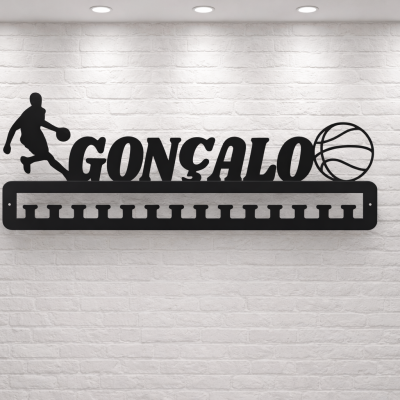 Suporte de medalhas preto personalizado com nome, jogador e bola de basquetebol numa parede branca
