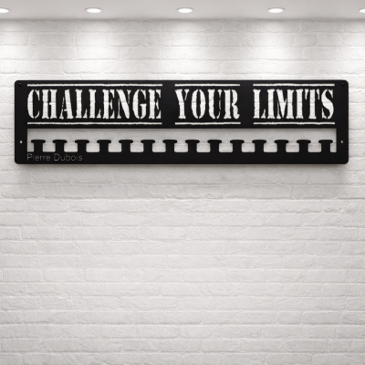 Suporte de parede preto com frase motivacional em metal e ganchos