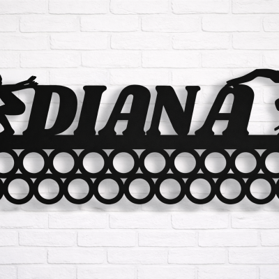 Suporte de medalhas preto com nome DIANA e silhuetas de ginastas em parede branca.