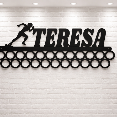 Organizador de medalhas preto com nome Teresa e figura de mulher a correr
