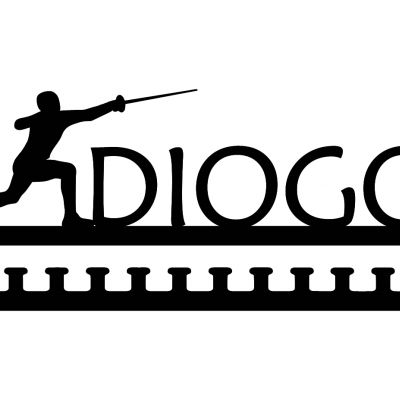 Suporte em metal preto com figura de esgrimista e letras 'DIOGO'