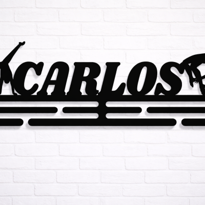 Pendura medalhas preto com nome CARLOS e ginastas