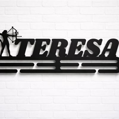 Placa decorativa em metal preto com o nome TERESA e silhueta de arqueira