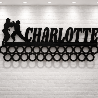 Gancho metálico preto para medalhas com o nome CHARLOTTE e figura de duas pessoas a lutar em artes marciais