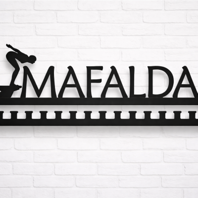 Suporte de metal preto para pendurar medalhas com o nome MAFALDA e figura de pessoa a saltar.