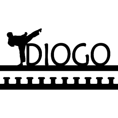 Suporte para medalhas preto com nome DIOGO e figura de artes marciais