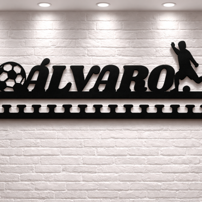 Moldura negra para medalhas com a palavra ALVARO e figuras de futebol