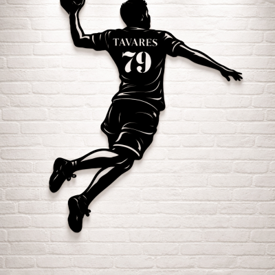Silhueta preta de jogador de andebol a saltar com bola, camisola com nome TAVARES e número 79.