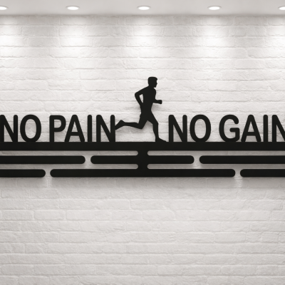Suporte metálico com frase NO PAIN NO GAIN e figura de corredor na parede branca