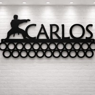 Medaileiro preto em metal com o nome CARLOS e figura de artes marciais
