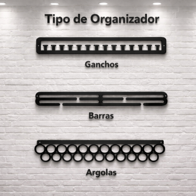 Três organizadores de parede em metal preto montados numa parede branca de tijolo com textos explicativos em português.