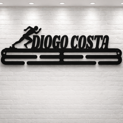 Prateleira mural em metal preto com corredor e nome DIOGO COSTA numa parede branca de tijolos
