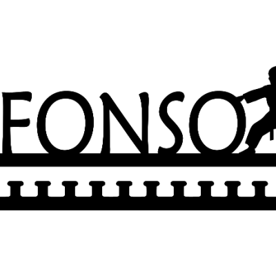 Porta-chaves preto em metal com o nome AFONSO e figura de criança em artes marciais