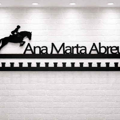 Cabide preto para medalhas com nome Ana Marta Abreu e figura de cavalo com cavaleiro