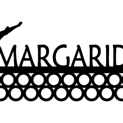 Suporte preto para medalhas com nome MARGARIDA e figura de mulher a pontapear