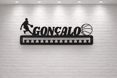 Suporte de medalhas preto personalizado com nome, jogador e bola de basquetebol numa parede branca