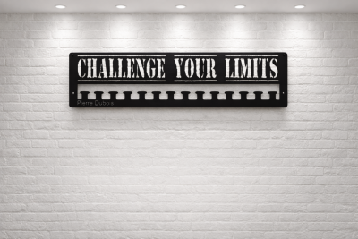 Suporte de parede preto com frase motivacional em metal e ganchos