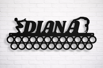Suporte de medalhas preto com nome DIANA e silhuetas de ginastas em parede branca.