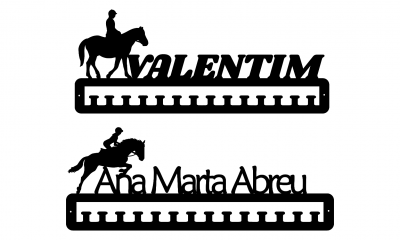 Duas medalhas de metal preto com recortes de cavalo e cavaleiro e nomes VALENTIM e Ana Marta Abreu