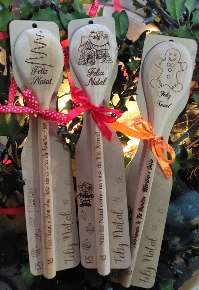 Colheres de madeira gravadas com motivos de Natal e fitas coloridas