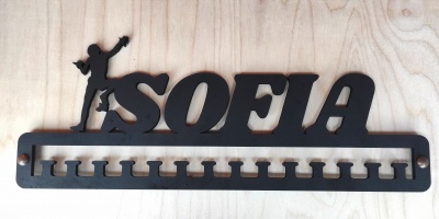 Suporte preto em metal com nome SOFIA e figura de ginasta, com ranhuras para pendurar objetos