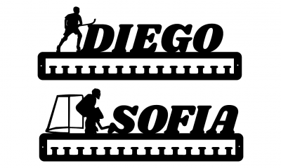 suportes para medalhas pretos com nomes DIEGO e SOFIA e figuras de pessoas com mochila e bastão