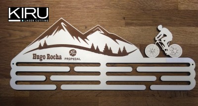 Suporte para medalhas com design de montanhas e ciclista, texto Hugo Rocha PROPEDAL