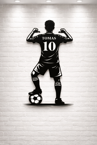 Figura metálica decorativa jogador futebol com nome TOMAS e número 10 numa parede de tijolos brancos