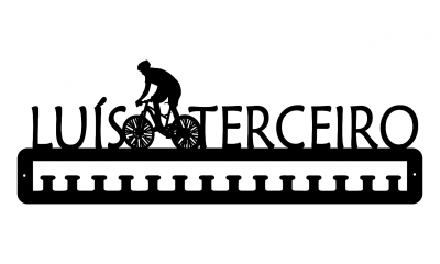 Suporte de parede em metal preto com ciclista e texto LUÍS TERCEIRO